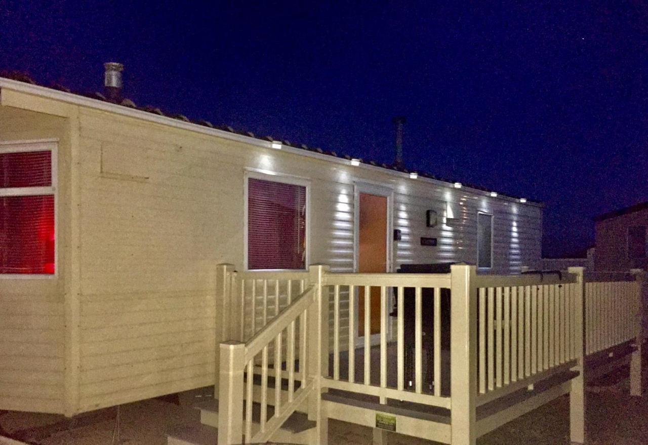 Calypso Hot Tub Breaks Tattershall Lakes Pet Friendly Экстерьер фото