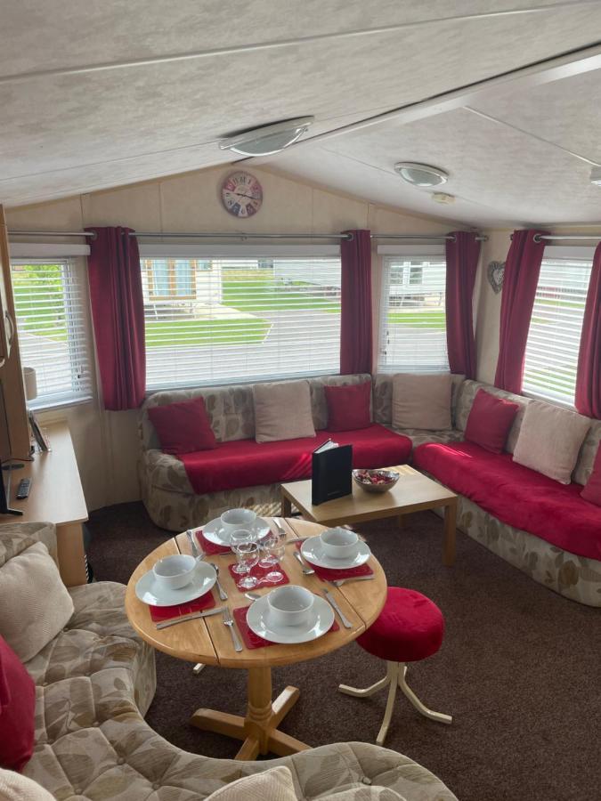 Calypso Hot Tub Breaks Tattershall Lakes Pet Friendly Экстерьер фото